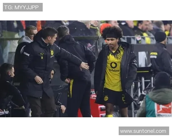 足球球星情绪失控场边突发冲动举动竟对热情粉丝挥手相向 足球球星情绪失控场边突发冲动举动竟对热情粉丝挥手相向