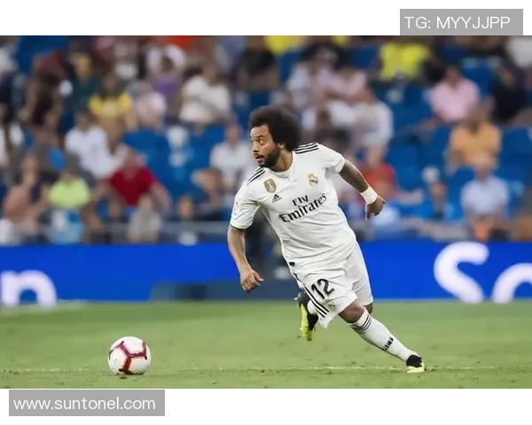 足球球星穿着搞笑衣服亮相：这些奇葩造型让人捧腹大笑