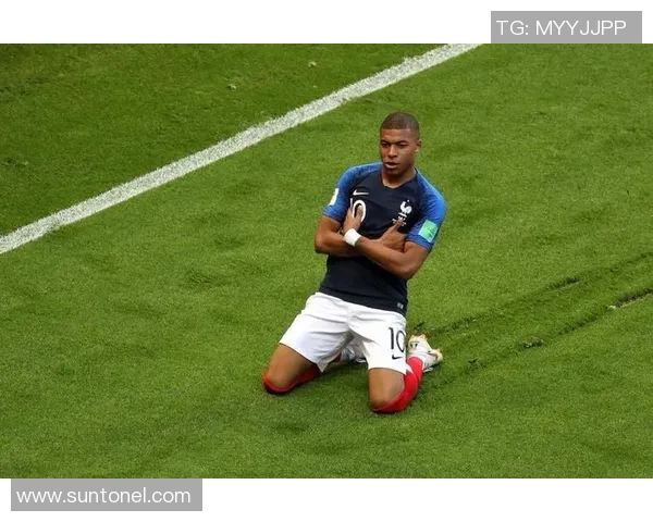 足球球星飞奔赛场庆祝进球瞬间激情四溢展现绝佳技艺